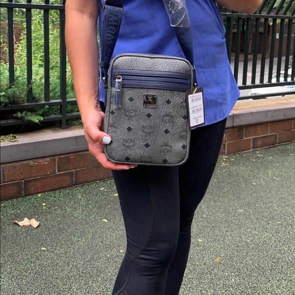 SOLD⛔️(UNISEX) Auth. MCM viseto Logo diamond zip Crosb - Picture 2 of 15